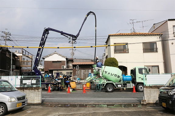 平成29年2月18日 基礎のコンクリートを流し込んでいます。