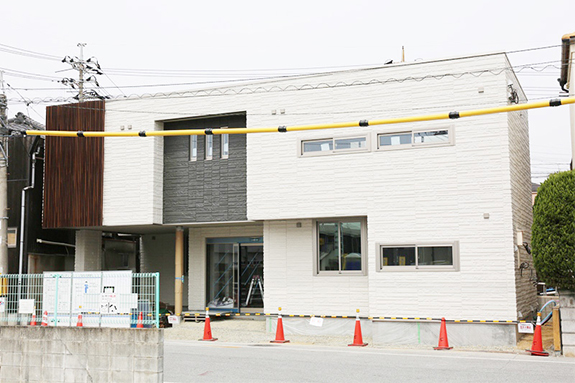 平成29年4月5日 足場も外れ、新医院が姿を現しました。